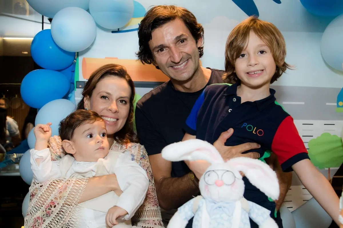 Tomé Abduch com a esposa e os filhos
