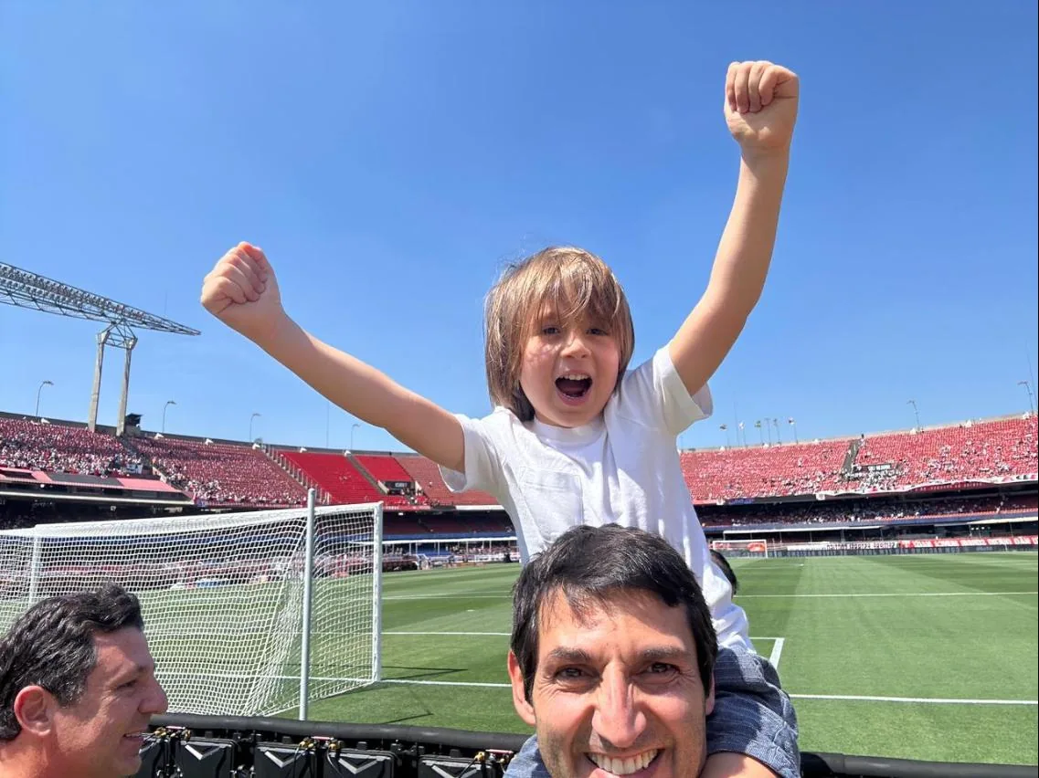 Tomé Abduch com o filho nos ombros no estádio do Morumbi