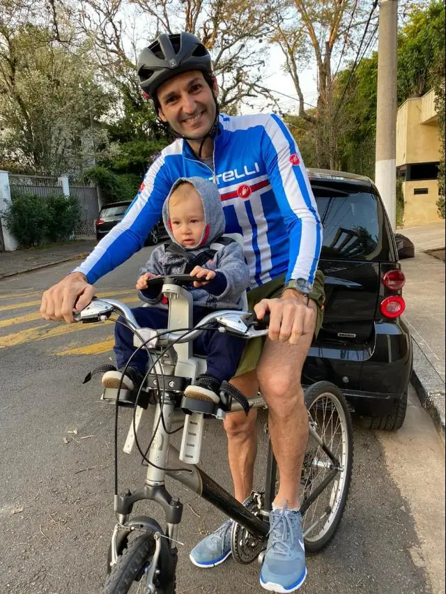 Tomé Abduch pedalando com o filho